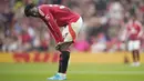 Pemain Manchester United, obbie Mainoo, tampak lesu setelah ditaklukkan Liverpool pada laga Liga Inggris 2024/2025 di Old Trafford, Minggu (1/9/2024) malam WIB. (AP Photo/Dave Thompson)