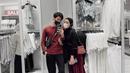 Pasangan muda ini juga tampil serasi ketika berbelanja. Keduanya kompak pakai outfit hitam-maroon. (Instagram/rey_mbayang).