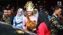 Kahiyang Ayu bersiap memasuki mobil usai mengikuti prosesi pemberian marga di rumah Pamannya Bobby Nasution di Medan, Selasa (21/11). Kahiyang Ayu resmi menjadi Kahiyang Ayu Boru Siregar. (Liputan6.com/JohanTallo)