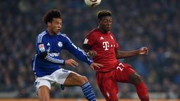 Pemain Schalke, Leroy Sane (kiri) berduel dengan pemain Bayern Munich, David Alaba pada lanjutan Bundesliga di Gelsenkirchen, Jerman,Minggu (22/11/2015) dini hari WIB. Bayern Munich  menang 3-1.  ( AFP Photo/Patrik Stollarz)