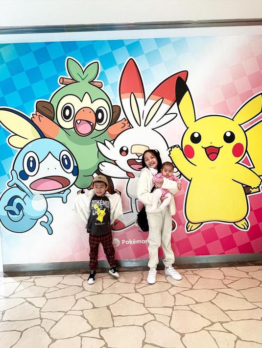 Ketiga anak Omesh dan Dian Ayu Lestari berpose dengan latar bergambar Pokemon. (Foto: Instagram/@dianayulestari)
