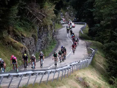 Sekelompok  pembalap sepeda beradu cepat untuk menjadi yang terdepan di gelaran Tour de France, pegunungan Alpen, Perancis, Kamis (23/7/2015) . Peserta menempuh lintasan mendaki pada etape ke – 18 sepanjang  186,5 km. (REUTERS/Stefano Rellandini)
