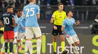 Danilo Cataldi dari Lazio, kanan, merayakan setelah mencetak gol ketiga timnya selama pertandingan Serie A antara Lazio dan Genoa di Roma, Italia, Sabtu (31-1-2026) dini hari WIB. (AP Photo/Gregorio Borgia)