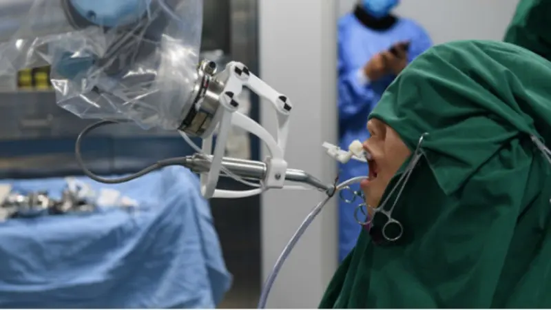 Sebuah robot yang diciptakan di Tiongkok berhasil melakukan operasi tanpa bantuan manusia. 