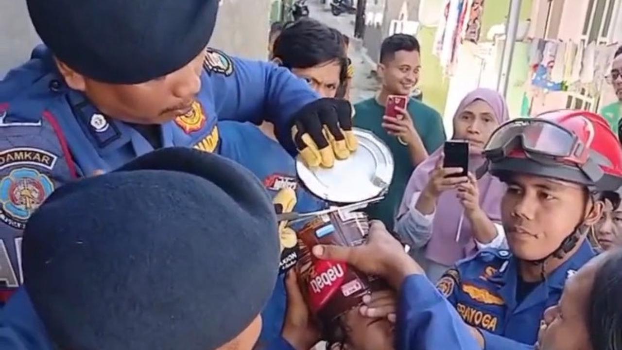 Petugas Damkar Lepaskan Kaleng Biskuit dari Kepala Balita