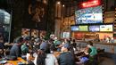 Suasana nonton bareng NBA Finals bersama Vidio dan NBA Indonesia di Stark Taproom, Elysee, SCBD, Jakarta pada hari Sabtu (15/6/2024). (Bola.com/Syahkist Afi Daib)