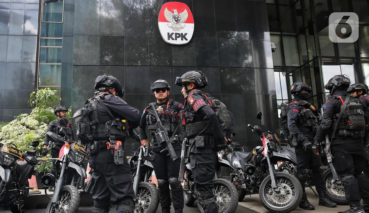 Hasto Kristiyanto ditetapkan sebagai tersangka oleh KPK pada Selasa 24 Desember 2024 dalam rangkaian kasus dugaan suap kepada komisioner Komisi Pemilihan Umum (KPU) Wahyu Setiawan terkait penggantian antar waktu (PAW) anggota DPR yang melibatkan Harun Masiku. Penyidik KPK juga menetapkan Hasto sebagai tersangka dalam perkara perintangan penyidikan. (Liputan6.com/Angga Yuniar)