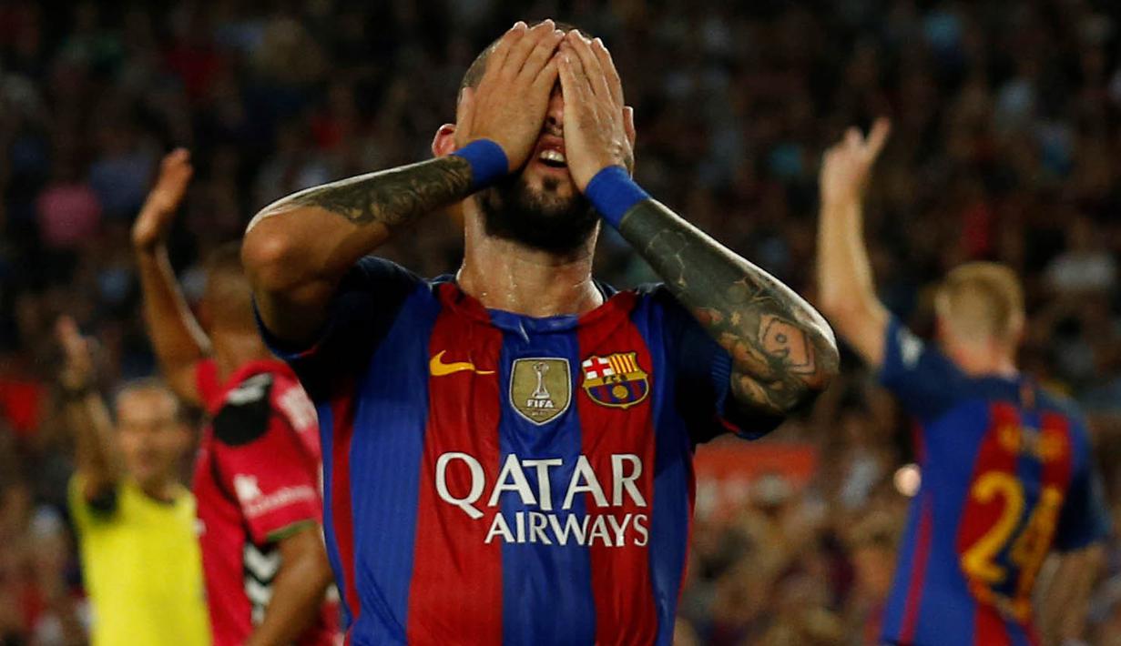Pemain Barcelona, Aleix Vidal, tampak kecewa usai takluk dari Alaves pada laga La Liga Spanyol di Stadion Camp Nou, Barcelona, Spanyol, Sabtu (10/9/2016). Barcelona kalah 1-2 dari klub promosi, Alaves. (Reuters/Albert Gea)