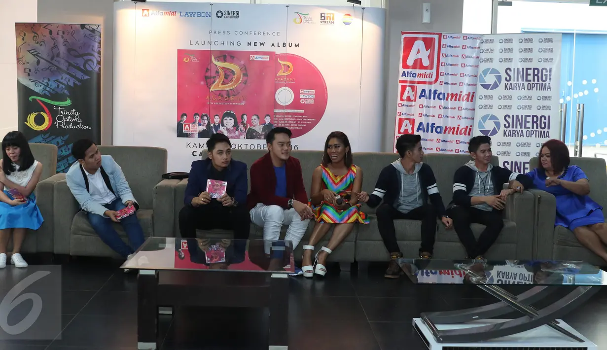 Bintang-Bintang Dangdut Academy Indosiar saat jumpa pres Album VCD Karaoke di Cafetaria Indosiar, Jakarta, Kamis (6/10). Bintang-Bintang Dangdut Academy Indosiar  merilis VCD Karaoke bertajuk D'Acadamy Hits Collection. (Liputan6.com/Herman Zakharia)