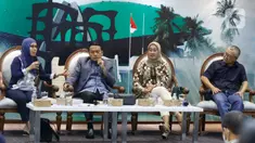 (Dari kiri) Anggota Komisi IV DPR F-PDIP Riezky Aprilia, Anggota Komisi VI DPR F-NasDem Rudi Hartono Bangun dan Wakil Ketua Komisi IV DPR RI F-PKB Anggia Erma Rini, menjawab pertanyaan dalam diskusi demokrasi dengan topik "Subsidi Minyak Goreng, Kinerja Badan Pengelola Dana Perkebunan Kelapa Sawit (BPDPKS) Dipertanyakan" di gedung DPR/MPR, Jakarta, Rabu (25/5/2022). (Liputan6.com/Angga Yuniar)