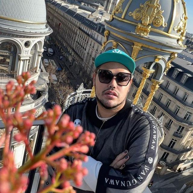 6 Potret Ivan Gunawan dengan Brewok Tebal dan Pipi Tirus, Banjir Pujian