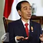 Presiden RI Joko Widodo menjelaskan saat wawancara khusus dengan group SCTV di Istana Bogor, Sabtu (16/4). Jokowi membeberkan semua program kerja pemerintahannya dan menjelaskan sikap tegas pemerintah atas tindakan terorisme. (Liputan6.com/Angga Yunair)