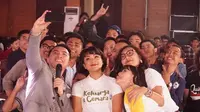 Pemeran film "Keluarga Cemara" Nirina Zubir dan Zara JKT 48 turut memeriahkan acara EGTC 2018 di Unpad Bandung. (Huyogo Simbolon)