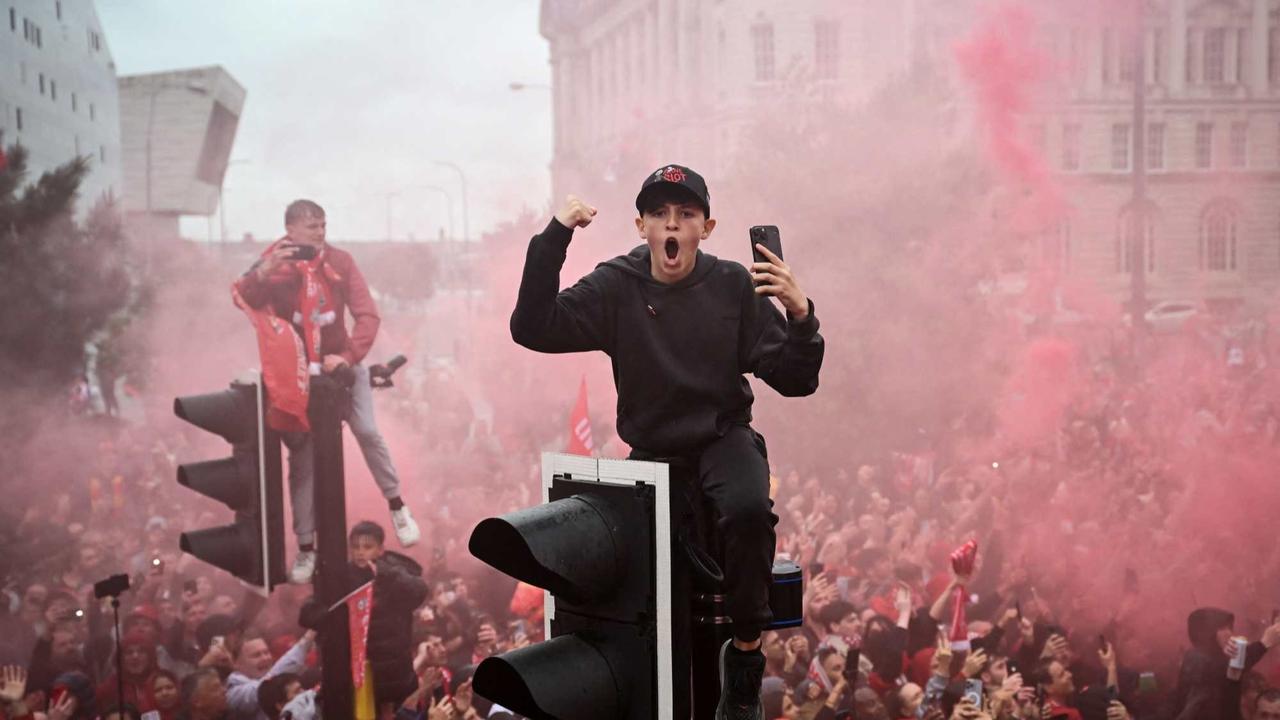 Mobil tabrak kerumunan suporter di pesta juara Liverpool