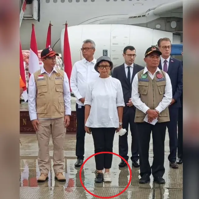 Penampilan Menteri Luar Negeri RI Retno Marsudi kembali jadi sorotan usai kehadirannya dengan menggunakan sepatu dengan warna yang berbeda.