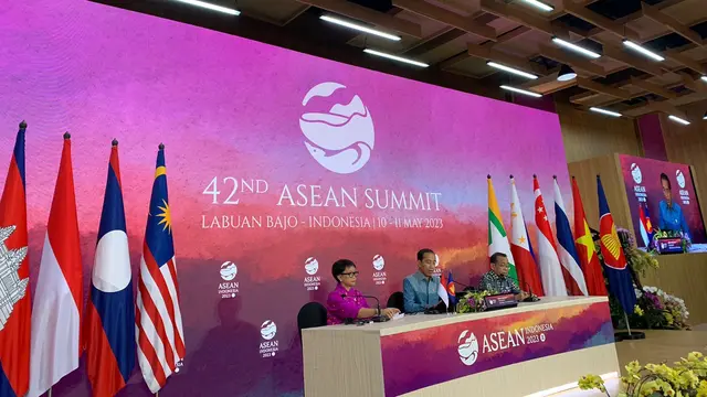 Konferensi pers oleh Presiden RI Joko Widodo (Jokowi) didampingi oleh Menlu Retno Marsudi dan Mensesneg Pratikno usai KTT ke-42 ASEAN 2023 di Media Center, Labuan Bajo, Nusa Tenggara Timur (NTT), Kamis (11/5/2023). (Liputan6/Benedikta Miranti)
