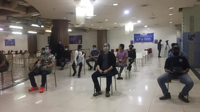 Sejumlah pedagang telah antre di ruangan suntik vaksin di lantai 8 Blok A Pasar Tanah Abang