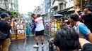 Oki Rengga memeluk dan menggendong salah satu peserta Liga Akamsi usai berhasil mencetak gol. (Dok. Film Animasi Garuda Di Dadaku)