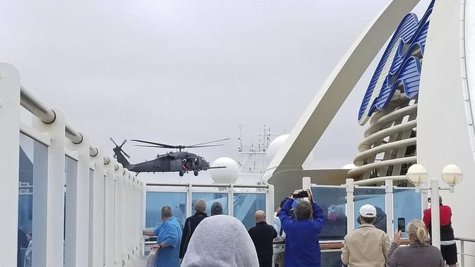 Helikopter membawa bantuan alat uji coba bagi penumpang di kapal Grand Princess. (Michele Smith via AP)
