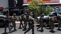 Barisan petugas keamanan melakukan pengamanan pasca insiden penembakan di El Paso, yang menewaskan 20 orang (AFP Photo)