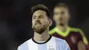 Kapten Argentina, Lionel Messi, tampak kecewa usai gagal mengalahkan Venezuela pada laga kualifikasi Piala Dunia 2018 di Stadion Monumental Antonio Vespucio Liberti, Rabu (6/9/2017). Argentina ditahan imbang 1-1 oleh Venezuela. (AP/Victor R. Caivano)