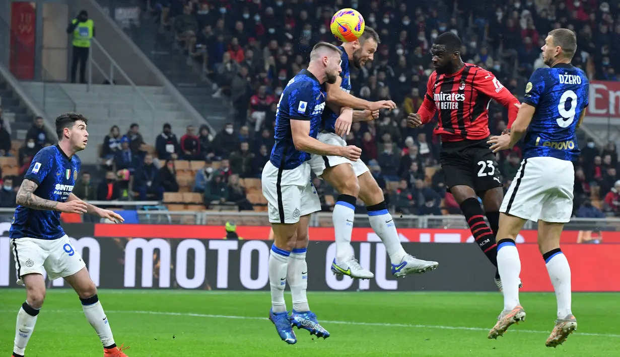 Milan berhasil membalas tujuh menit berselang. Berawal dari tendangan bebas Sandro Tonali, bola dikirim ke kotak penalti Inter dan berusaha disambut Fikayo Tomori. Bola mengenai Stefan de Vrij sebelum masuk ke gawang dan mengubah skor jadi imbang 1-1. (AFP/Tiziana Fabi)