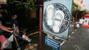 Pejalan kaki melintas di kawasan pedestrian Malioboro,Yogyakarta, Jumat (8/4). Sejak bebas dari parkir kendaraan bermotor, kawasan tersebut tampak lebih bersih dan rapi. (Liputan6.com/Boy Harjanto)