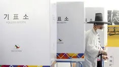 Cendekiawan konfusianisme memberikan suaranya pada pemilihan presiden di TPS lokal di Nonsan, Korea Selatan, Rabu (9/3/2022). Korea Selatan mulai pemilihan presiden dengan mempertarungkan Lee Jae-myung yang berhaluan liberal dan Yoon Suk-yeol dari kubu konservatif. (Kang Jong-min/Newsis via AP)
