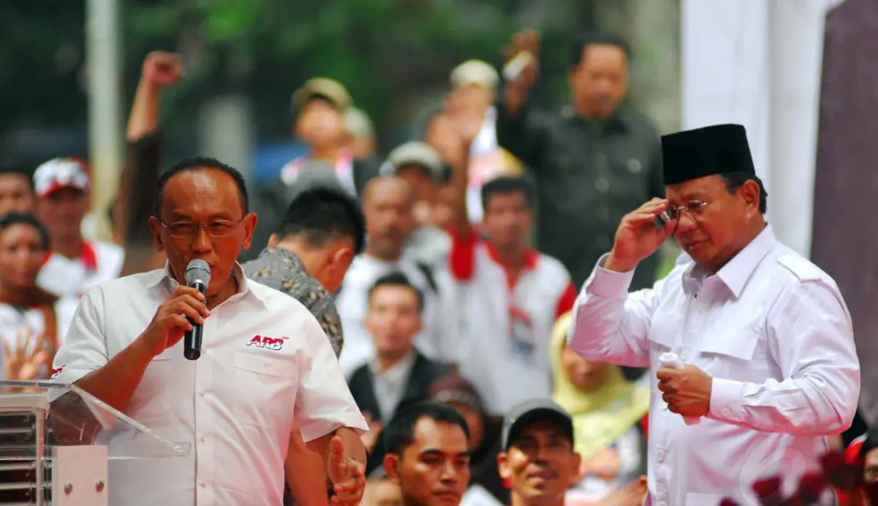 Abu Rizal Bakrie dan Prabowo saling memuji satu sama lain saat berorasi di acara deklarasi dukungan dari Aliansi Rakyat Bersatu (ARB) dan Merah Putih Sejati (MPS) di Tugu Proklamasi Jakarta, Selasa (10/6/2014) (Liputan6.com/Miftahul Hayat)