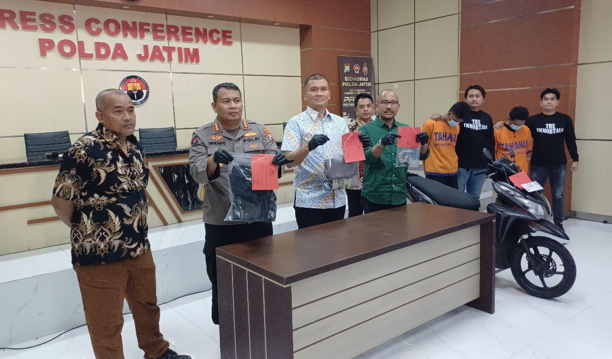 Sementara handphone dan tas milik korban dibuang hanya 100 meter dari lokasi.