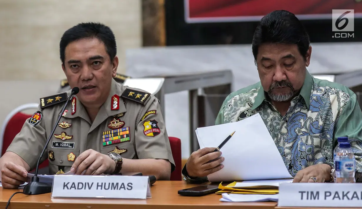 Kadiv Humas Mabes Polri Irjen M Iqbal (kiri) memberi keterangan terkait perkembangan kasus Novel Baswedan di Mabes Polri, Jakarta, Rabu (17/7/2019). TGPF menduga kuat teror air keras kepada penyidik senior KPK tersebut dipicu oleh kasus-kasus yang sebelumnya ditangani. (Liputan6.com/Faizal Fanani)