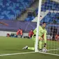 Reaksi Dentinho setelah pemain Real Madrid Raphael Varane mencetak gol bunuh diri di laga grup B Liga Champions di stadion Alfredo di Stefano di Madrid, Spanyol, Rabu, 21 Oktober 2020. (AP Photo / Manu Fernandez)