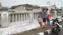 Pengendara sepeda motor mengamati banjir yang menggenangi kawasan Rawajati dari atas flyover di Jakarta Timur, Rabu (1/1/2020). Banjir yang berasal dari luapan Sungai Ciliwung itu menjadi daya tarik tersendiri bagi sebagian pemotor yang melintasi di flyover tersebut. (Liputan6.com/Immanuel Antonius)