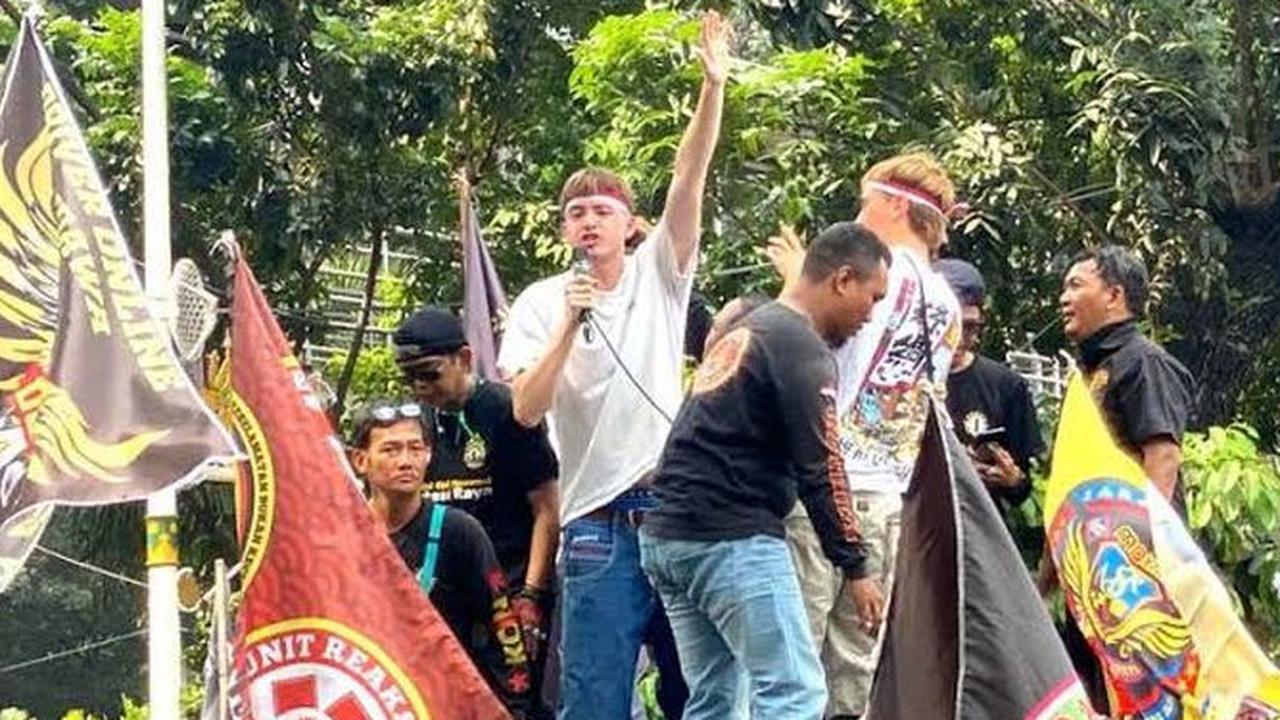 Sudah Dideportasi, Begini Aksi & Teriakan Dua Bule Inggris di Atas Mobil Komando saat Ikut Demo Ojol