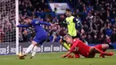 Pemain Chelsea, Eden Hazard mencetak gol ke gawang Huddersfield Town saat bertanding dalam lanjutan Liga Inggris di Stadion Stamford Bridge, London, Sabtu (2/2). Chelsea kembali ke empat besar klasemen. (AP Photo/Alastair Grant)