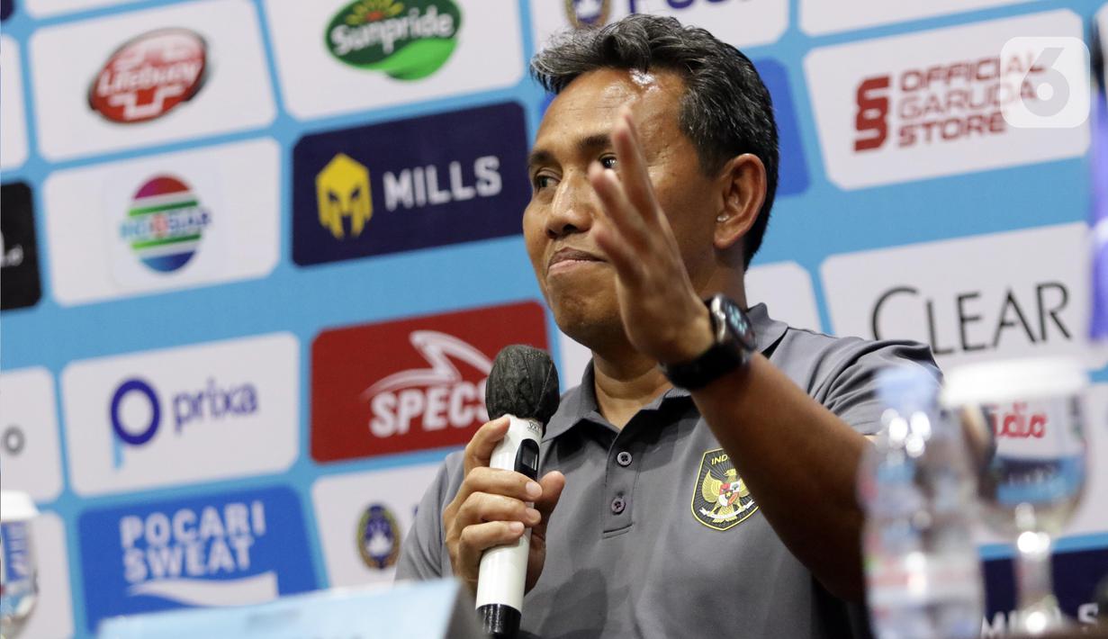 Pelatih timnas U-17 Indonesia, Bima Sakti saat memberi keterangan terkait kesiapan timnya menghadapi laga Kualifikasi Piala AFC U-17 2023 grup B, Kabupaten Bogor, Jawa Barat, Jumat (30/9/2022). Timnas U-17 Indonesia akan berhadapan dengan timnas U-17 Guam, Palestina, Uni Emirat Arab, dan Malaysia pada laga grup B Kualifikasi Piala AFC U-17 2023  (Liputan6.com/Helmi Fithriansyah)