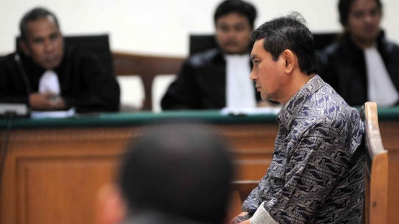 Dituntut JPU 19 tahun penjara, Udar tampak lesu
