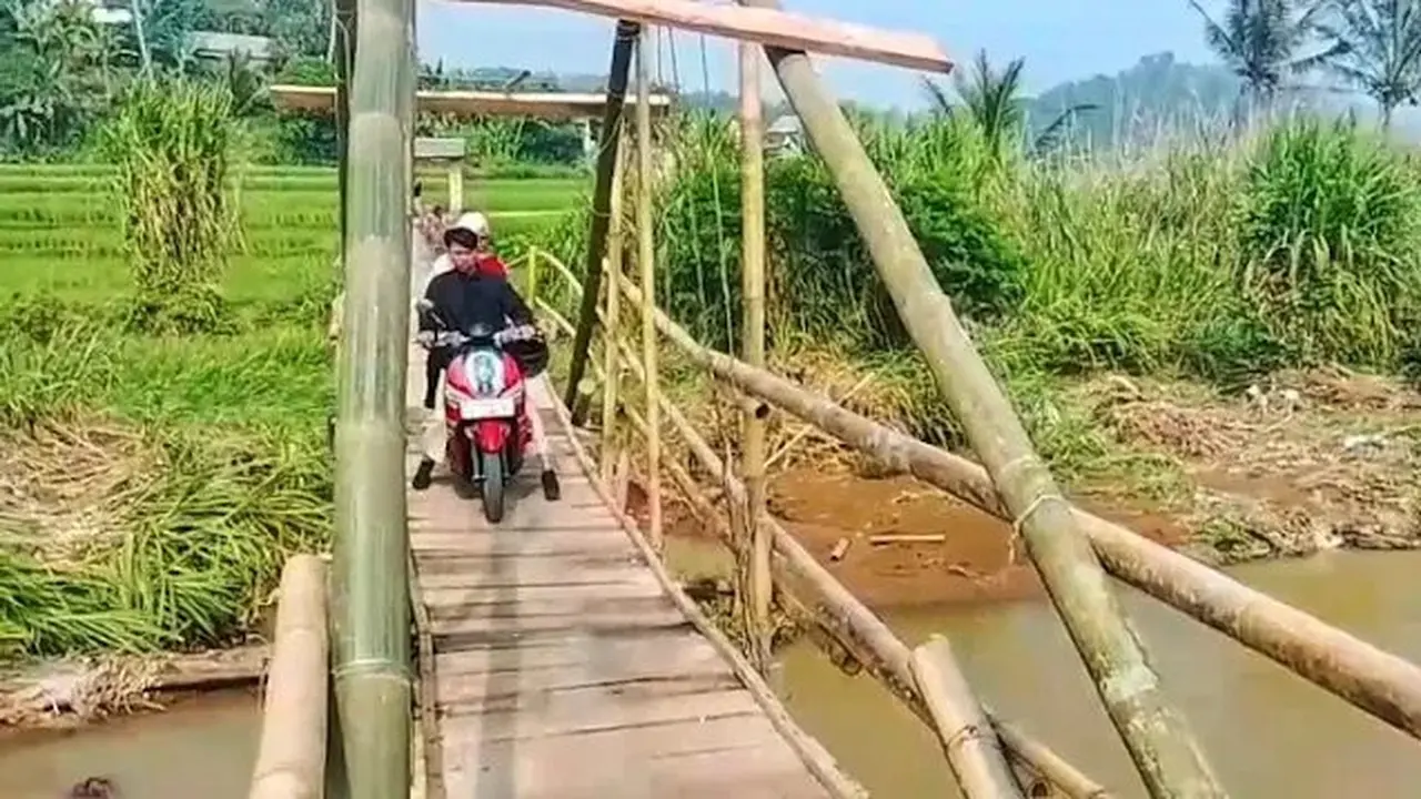 Warga Sukabumi terpaksa lintasi bahaya jembatan bambu reyot demi pangkas jarak perjalanan