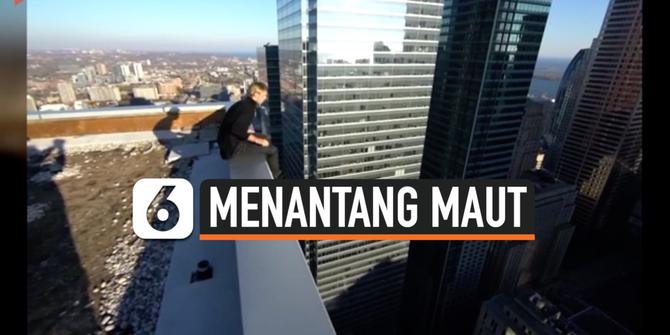 VIDEO: Bikin Ngilu, Pria Menantang Maut di Puncak Gedung Pencakar Langit