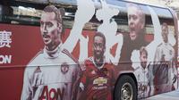 Bus promosi Manchester United di ICC 2016 menggunakan wajah Zlatan Ibrahimovic dan Anthony Martial. Padahal, kedua pemain itu tak ada dalam skuat. (AFP)