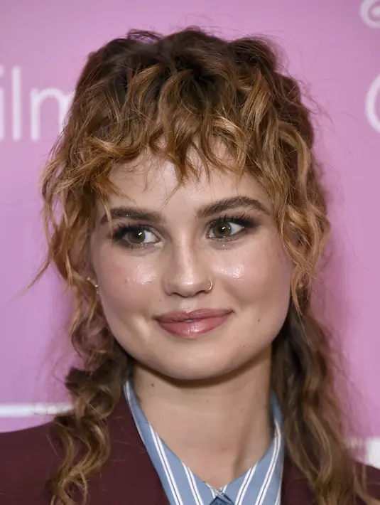 Debby Ryan berpose saat menghadiri pemutaran perdana "Spin Me Round," di The London di West Hollywood, California (17/8/2022).  Di film terbarunya ini, Deby Rian berperan sebagai Susie. (Photo by Jordan Strauss/Invision/AP)