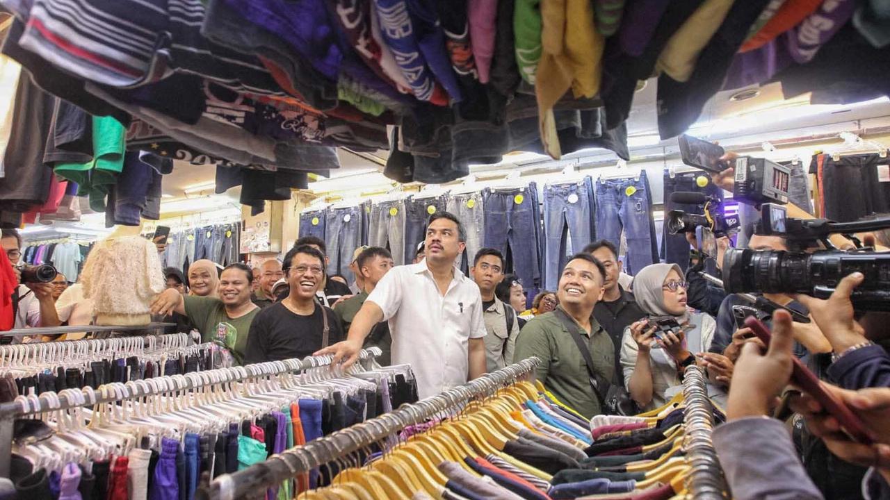 FOTO: Menteri UMKM Tinjau Aktivitas Thrifting di Pasar Senen, Pedagang Sampaikan Aspirasi