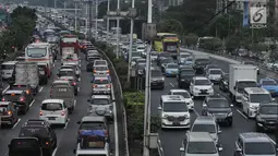 Kepadatan arus kendaraan saat melintas di Tol Dalam Kota, Jakarta, Kamis (7/6). Kepadatan arus mudik diperkirakan akan dimulai pada H-6 Lebaran atau Sabtu (9/6) besok di ruas Tol Jagorawi dan ruas Jakarta-Cikampek. (Merdeka.com/Iqbal S. Nugroho)