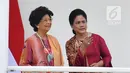 Ibu Negara Iriana Jokowi (kanan) berbincang dengan istri PM Malaysia Mahathir Mohamad, Siti Hasmah di Istana Bogor, Jawa Barat, Jumat (29/6). Indonesia menjadi negara pertama yang dikunjungi Mahathir dan Istri. (Liputan6.com/Pool/Biro Pers Setpress)