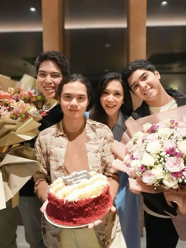 6 Potret Ultah Maia Estianty Rayakan Bareng Anak dan Calon Mantu, Alyssa Kirim Bunga
