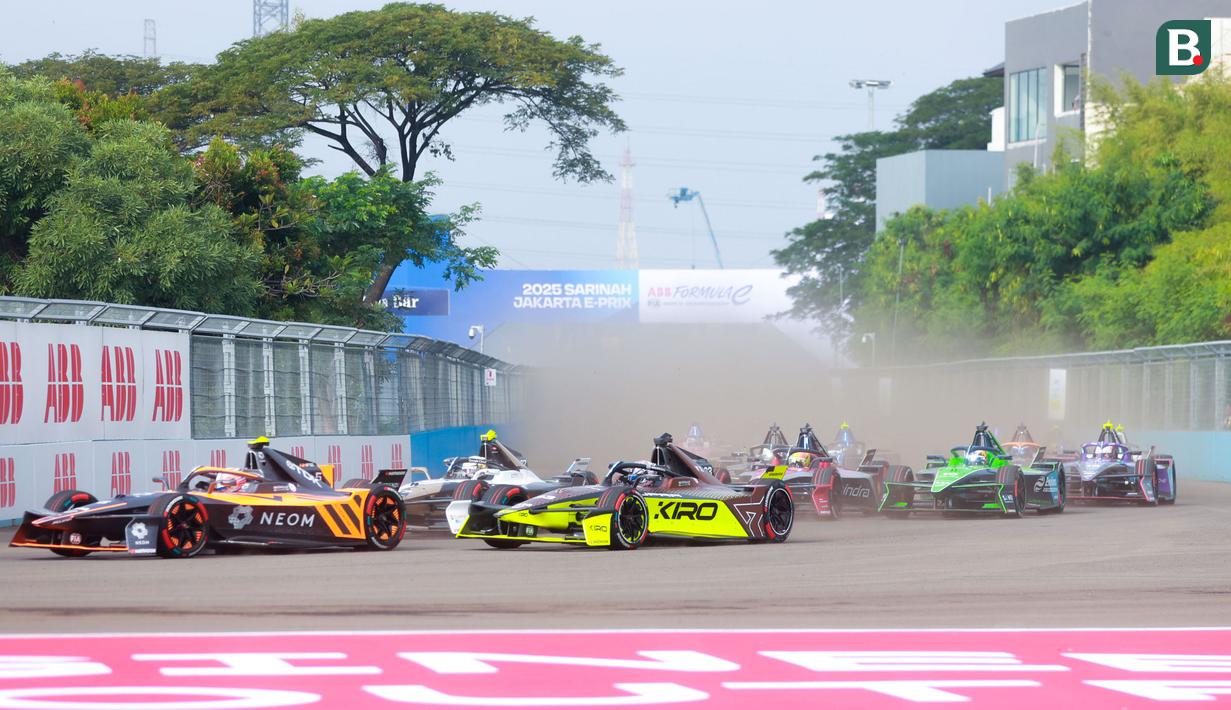 Pembalap tim Kiro Racing, Dan Ticktum (ketiga kiri) memacu mobilnya saat ajang Jakarta E-Prix 2025 yang berlangsung di Jakarta International ePrix Circuit, Ancol, Sabtu (21/6/2025). (Bola.com/M Iqbal Ichsan)