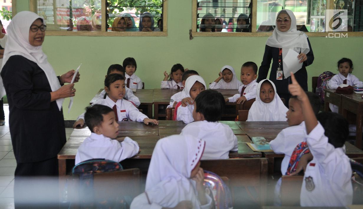 Foto Ekspresi Para Murid Baru Di Hari Pertama Masuk Sekolah News Liputan6com