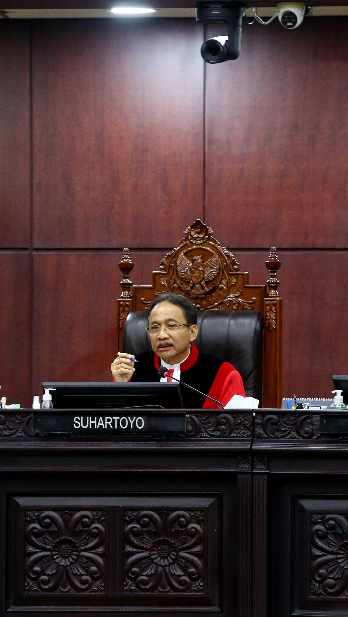 Dalam momen tersebut, keempat menteri itu dicecar dengan berbagai pertanyaan seputar dugaan cawe-cawe Presiden Joko Widodo atau Jokowi dalam Pemilu 2024, termasuk bagi-bagi bantuan sosial (bansos).&nbsp;Liputan6.com/Angga Yuniar