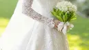 Gaun ini dirancang khusus oleh Maria Gracia Chiuri, diperbesar dengan bunga guipure, memancarkan daya tarik pengantin melalui bahan mewah dan detail renda romantis.  [Dok/Dior]