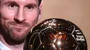 Ekspresi pemain Barcelona Lionel Messi saat memenangkan penghargaan Ballon d'Or 2019 di Chatelet Theatre, Paris, Prancis, Senin (2/12/2019). Messi mengukir sejarah dengan memenangkan Ballon d'Or untuk keenam kalinya. (FRANCK FIFE/AFP)